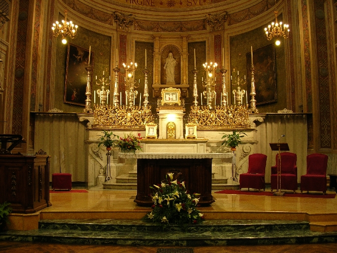 Altare con lampadari